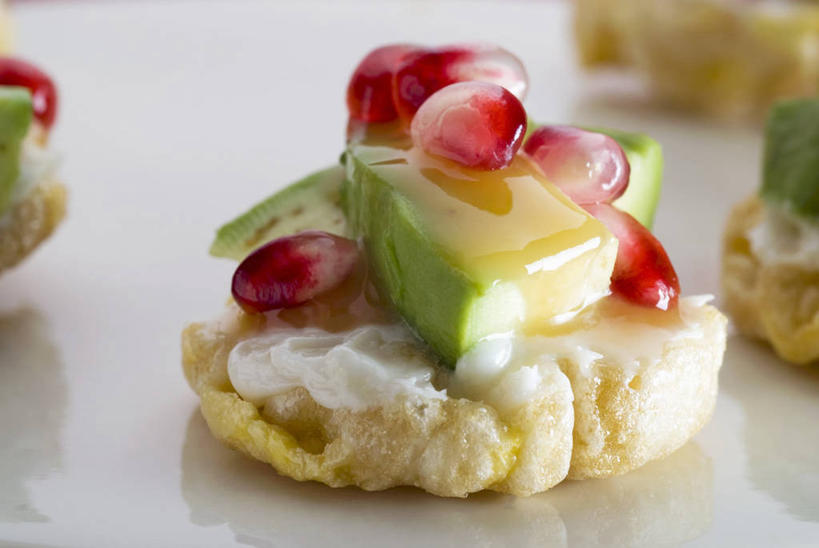 无人,横图,俯视,室内,特写,白天,白色背景,桌面,桌子,石榴,水果,阴影,新鲜,反射,粘稠,木制,粉末,影子,调料,面粉,生食,粥,美味,食品,糖,果实,调味品,粮食,调味料,食物,木制品,酪梨,粉,鳄梨,摄影,有机食品,绿色食品,影棚,糖浆,油梨,农产品,黏稠,原材料,玉米粉,樟梨,粉状,浓厚,甘旨,厚味,鲜味,麦粥,玉米糊,玉米粥,涂林,若榴,牛油果,金罂,金庞,丹若,安石榴,彩图,高角度拍摄,影棚拍摄,拍摄,玉米面