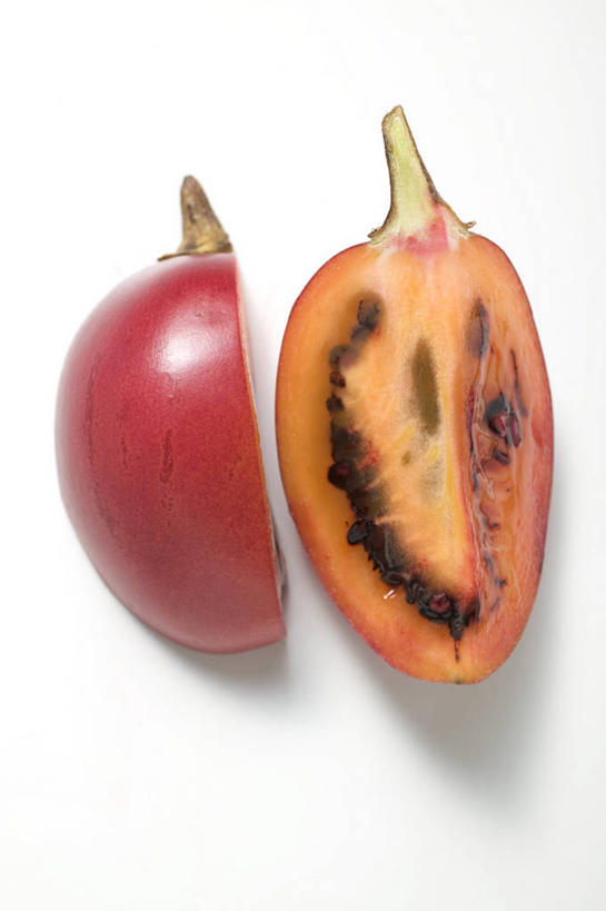 无人,竖图,俯视,室内,特写,白天,白色背景,桌面,桌子,水果,切开,阴影,新鲜,反射,木制,影子,生食,食品,果实,食物,红色,木制品,切,摄影,有机食品,绿色食品,影棚,树番茄,剖面,切面,番茄,彩图,高角度拍摄,影棚拍摄,拍摄,树茄果