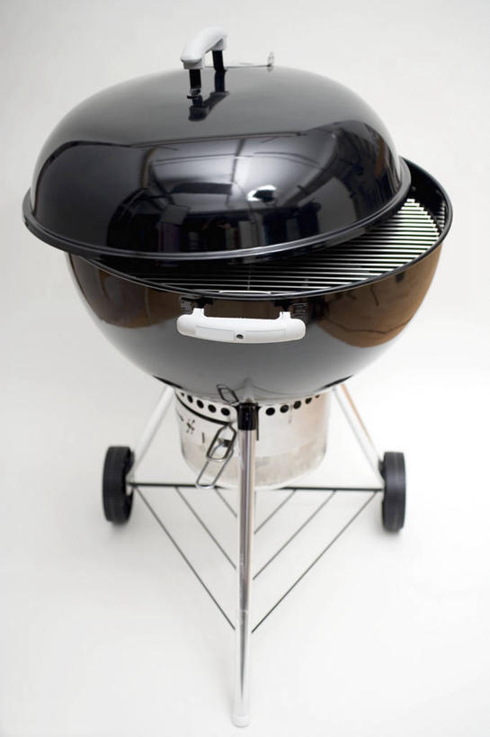 无人,竖图,俯视,室内,特写,白天,白色背景,烧烤,静物,金属制品,阴影,反射,金属,影子,烤架,烤肉,黑色,铁架,摄影,影棚,彩图,高角度拍摄,影棚拍摄,拍摄