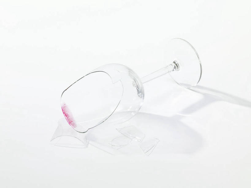 无人,横图,俯视,室内,特写,白天,白色背景,桌面,桌子,静物,杯子,阴影,破碎,反射,木制,高脚杯,影子,红酒杯,玻璃制品,一个,酒杯,木制品,摄影,影棚,单个,碎裂,破裂,葡萄酒杯,口红印,分裂,玻璃杯,彩图,高角度拍摄,影棚拍摄,拍摄,唇印,决裂