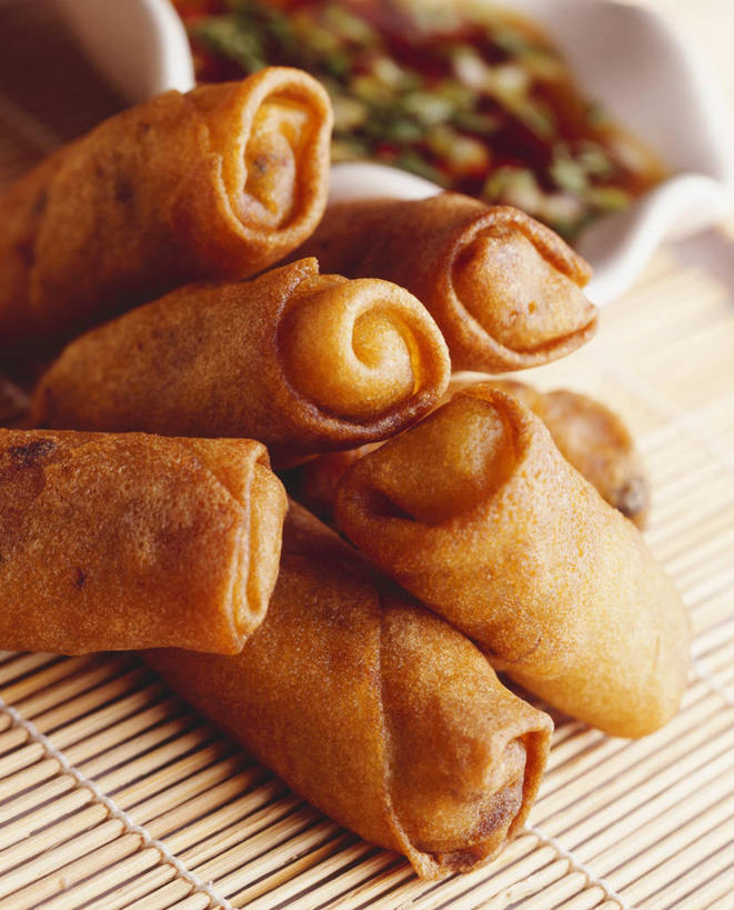 点心,无人,竖图,俯视,室内,特写,白天,桌面,桌子,一堆,许多,阴影,堆叠,堆积,朦胧,模糊,反射,木制,影子,油炸,料理,食品,面点,很多,春卷,美食,食物,木制品,中式,堆,薄饼,春饼,彩图,高角度拍摄