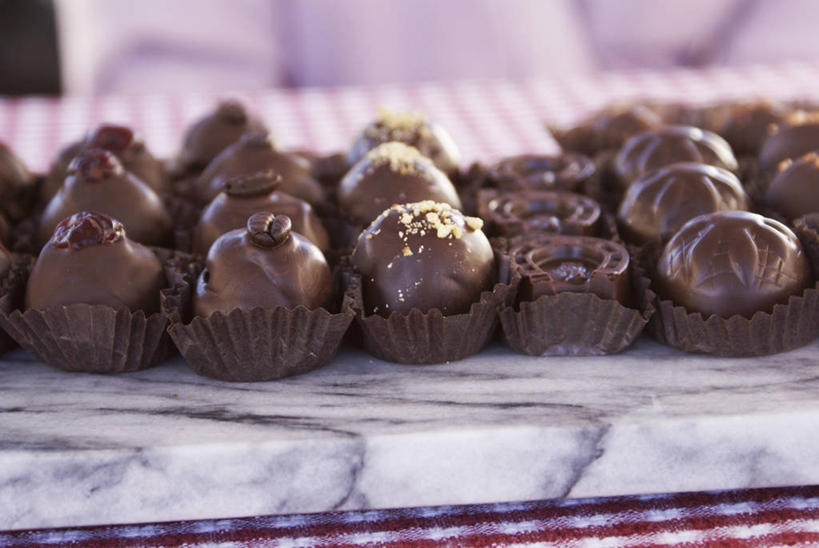 无人,横图,俯视,室内,特写,白天,桌面,桌子,一排,许多,阴影,整齐,并列,并排,反射,木制,影子,食品,糖,糖果,甜点,甜品,松露巧克力,很多,食物,排列,木制品,甜食,巧克力,朱古力,纸托,队列,平行,蛋糕托,蛋糕托纸,蛋糕纸托,彩图,高角度拍摄