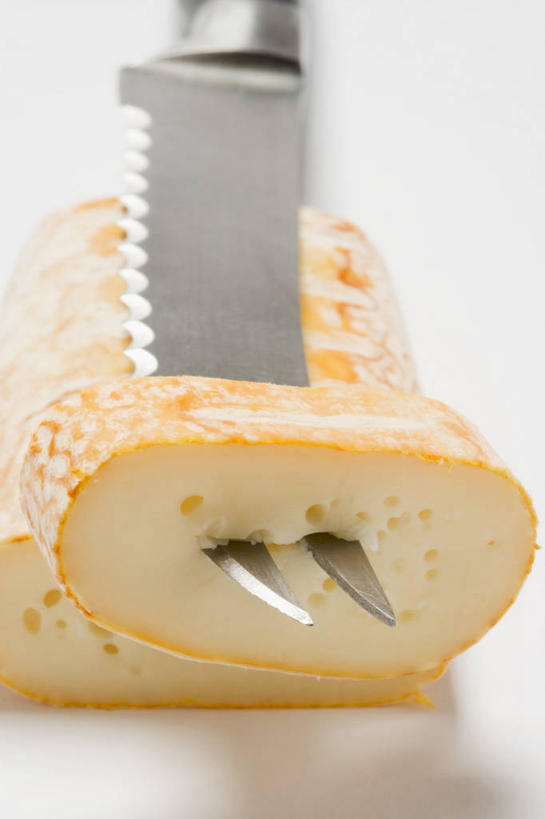 奶酪,无人,竖图,俯视,室内,特写,白天,白色背景,桌面,桌子,切开,阴影,反射,木制,工具,影子,干酪,起司,刀具,芝士,营养,木制品,刀,切,乳酪,摄影,影棚,乳制品,发酵,剖面,切面,奶酪刀,芝士刀,彩图,高角度拍摄,影棚拍摄,拍摄