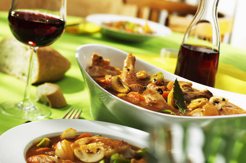 红酒,葡萄酒,无人,横图,俯视,室内,特写,白天,烹饪,西餐,桌面,桌子,杯子,餐具,阴影,朦胧,模糊,反射,木制,碟子,高脚杯,盘,影子,陶瓷,鸡肉,肉,料理,食品,陶瓷制品,红酒杯,酒类,红酒瓶,菜肴,美食,肉类,玻璃制品,酒,酒瓶,食物,饮料,盘子,玻璃瓶,酒杯,木制品,瓶子,容器,碟,碗,红葡萄酒,西式,佳肴,储藏,葡萄酒杯,葡萄酒瓶,储存,肉食,玻璃杯,彩图,高角度拍摄,法国菜,红酒烩鸡,贮存