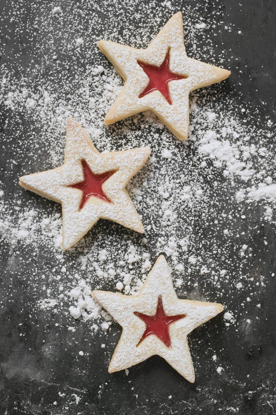 点心,无人,竖图,俯视,室内,特写,白天,餐桌,桌子,阴影,黑色背景,反射,影子,星星,调料,食品,糖,调味品,曲奇,调味料,食物,三个,白色,饼干,果酱,零食,星形,摄影,影棚,餐台,五角形,曲奇饼,曲奇饼干,果子酱,五角星,彩图,高角度拍摄,影棚拍摄,拍摄,果酱曲奇