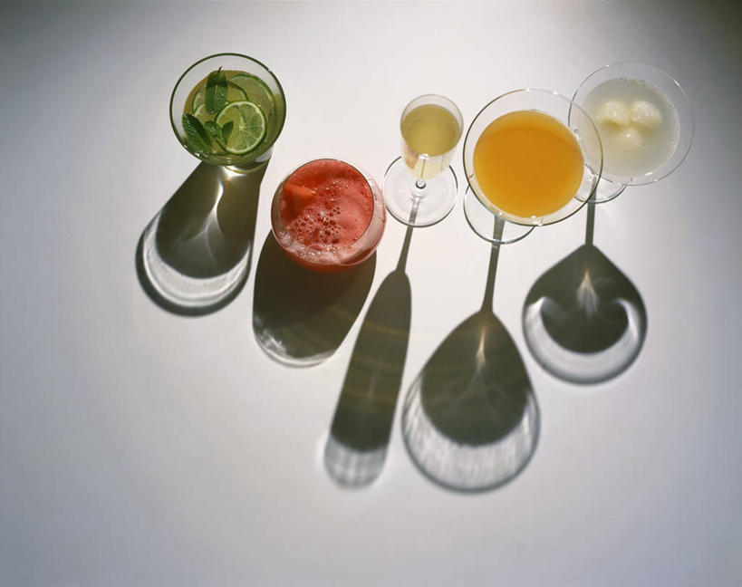 无人,横图,俯视,室内,特写,白天,白色背景,餐桌,桌子,杯子,五个,许多,阴影,反射,高脚杯,影子,酒类,文化,玻璃制品,酒,饮料,排列,酒杯,鸡尾酒,调酒,摄影,影棚,餐台,创造,想象,五杯,鸡尾酒杯,摆列,玻璃杯,彩图,高角度拍摄,影棚拍摄,拍摄,布列,分列