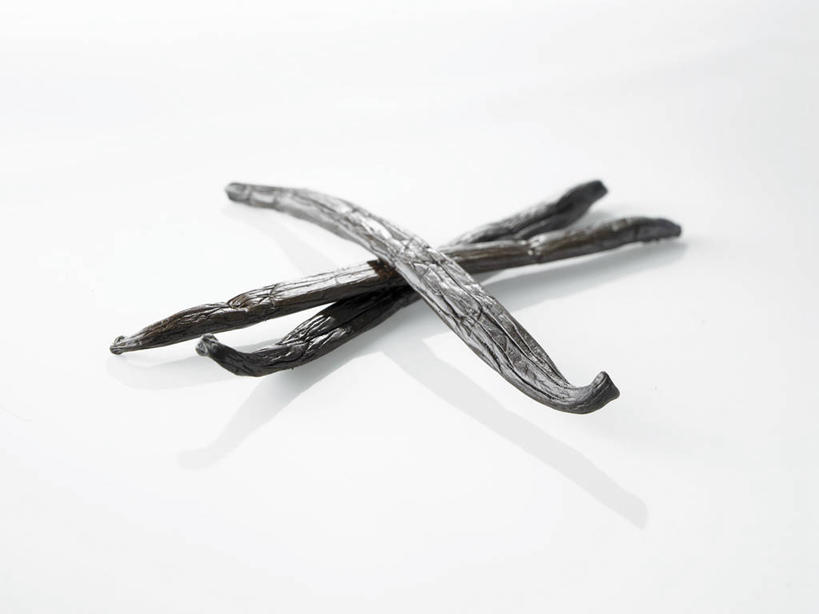 无人,横图,俯视,室内,特写,白天,白色背景,植物,餐桌,桌子,阴影,反射,影子,草药,药草,中药,三个,清热,摄影,影棚,餐台,药材,中草药,香草兰,中药材,本草,解毒,婆绒花,山薄荷,石母草,彩图,高角度拍摄,影棚拍摄,拍摄