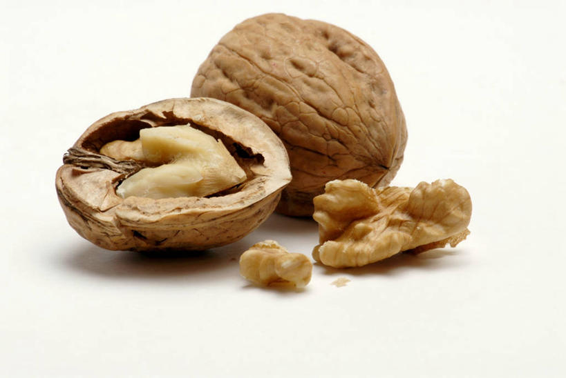 无人,横图,俯视,室内,特写,白天,白色背景,餐桌,桌子,阴影,反射,影子,核桃,坚果,果实,干果,剥开,摄影,影棚,餐台,胡桃,羌桃,彩图,高角度拍摄,影棚拍摄,拍摄