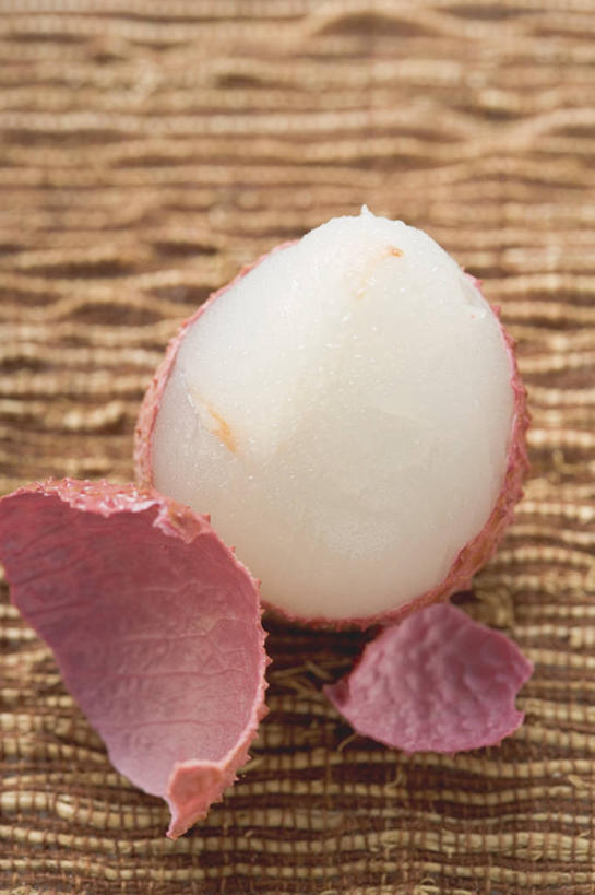 无人,竖图,俯视,室内,特写,白天,餐桌,桌子,荔枝,水果,阴影,新鲜,反射,影子,生食,食品,果实,食物,一个,粉色,剥开,有机食品,绿色食品,单个,餐台,离枝,彩图,高角度拍摄