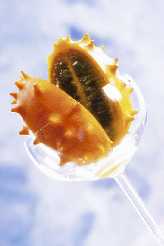 无人,竖图,俯视,室内,特写,白天,餐桌,桌子,水果,切开,阴影,朦胧,模糊,新鲜,反射,影子,生食,食品,果实,刺角瓜,非洲角瓜,食物,一个,切,摄影,有机食品,绿色食品,影棚,单个,餐台,剖面,切面,非洲黄瓜,非洲角黄瓜,彩图,高角度拍摄,影棚拍摄,拍摄