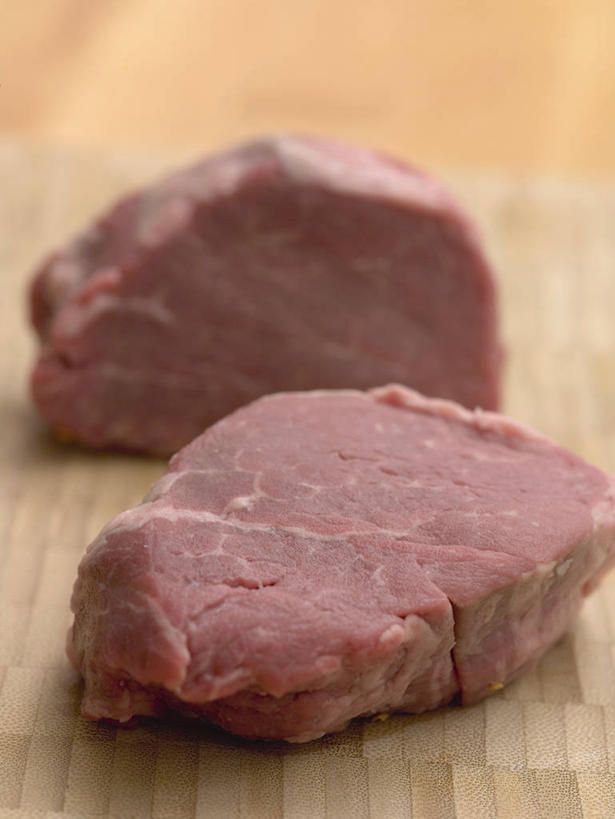 无人,竖图,俯视,室内,特写,白天,烹饪,西餐,餐桌,桌子,两块,阴影,朦胧,模糊,反射,信息,影子,肉,生食,牛排,牛肉,料理,食品,菜肴,美食,肉类,食物,红色,西式,摄影,佳肴,影棚,餐台,肉食,菲力牛排,牛里脊肉,彩图,高角度拍摄,影棚拍摄,拍摄