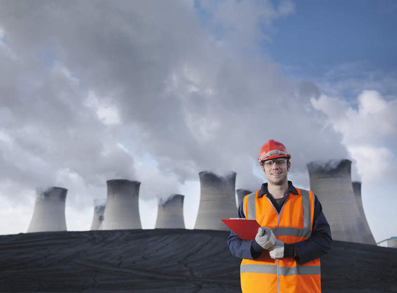 西方人,一个人,站,笑,微笑,横图,室外,白天,正面,工作服,制服,帽子,欧洲,欧洲人,仅一个男性,仅一个人,握,阴影,环保,光线,头盔,影子,烟雾,云,云朵,拿,云彩,拿着,注视,仅一个年轻男性,红色,蓝色,白云,蓝天,天空,阳光,安全帽,手套,天,观察,看,站着,橙色,发电厂,发电站,握着,排放,能源,晴朗,观看,污染,回收,资源,核电站,核能,察看,关注,记录板,利用,低碳,记事板,循环,冷却塔,防护手套,工作制服,持续,冷却,空气污染,核电厂,男人,男性,年轻男性,白种人,晴空,站立,半身,彩图,工作套服,安全服,反光背心,反光服,反光衣,质检员,凉水塔