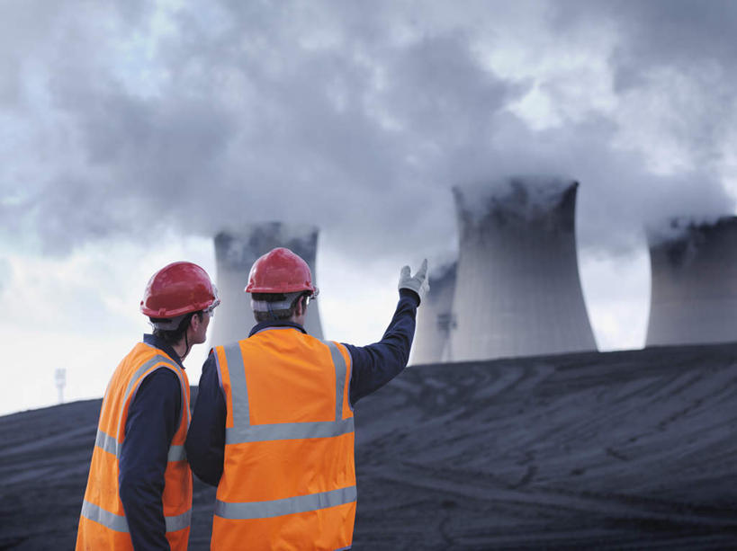 西方人,两个人,伙伴,朋友,站,横图,室外,白天,仰视,工作服,制服,友谊,合作,团队,帽子,欧洲,欧洲人,指,阴影,环保,光线,头盔,影子,烟雾,云,云朵,云彩,注视,方向,蓝色,白云,蓝天,天空,阳光,安全帽,天,观察,看,手势,站着,橙色,发电厂,发电站,战略,伸直,排放,能源,晴朗,观看,污染,回收,资源,核电站,核能,察看,伸出,指向,食指,关注,利用,低碳,循环,冷却塔,联合,合谋,工作制服,持续,冷却,空气污染,核电厂,配合,协作,男人,男性,年轻男性,白种人,晴空,站立,半身,彩图,低角度拍摄,工作套服,安全服,反光背心,反光服,反光衣,质检员,凉水塔