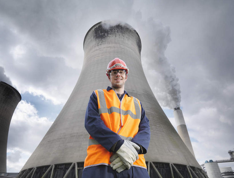 西方人,一个人,站,横图,室外,白天,仰视,工作服,制服,帽子,欧洲,欧洲人,仅一个男性,仅一个人,阴影,环保,光线,头盔,影子,烟雾,云,云朵,云彩,注视,仅一个年轻男性,蓝色,白云,蓝天,天空,阳光,安全帽,手套,天,低头,观察,看,手放前,站着,橙色,发电厂,发电站,排放,能源,晴朗,观看,污染,回收,资源,核电站,核能,察看,关注,利用,低碳,循环,冷却塔,防护手套,工作制服,持续,冷却,空气污染,核电厂,男人,男性,年轻男性,白种人,晴空,站立,半身,彩图,低角度拍摄,工作套服,安全服,反光背心,反光服,反光衣,质检员,凉水塔