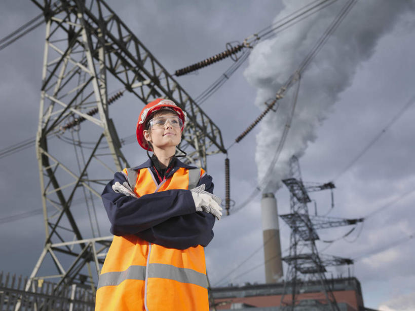 西方人,一个人,横图,室外,白天,正面,欧洲,欧洲人,仅一个年轻女性,仅一个女性,仅一个人,阴影,环保,电力,光线,钢材,电缆,电线,影子,支架,烟雾,云,云朵,云彩,电塔,蓝色,白云,蓝天,天空,阳光,天,发电厂,发电站,排放,能源,晴朗,支撑,污染,回收,资源,核电站,核能,供电设备,利用,低碳,循环,高压电塔,冷却塔,高压输电线,高压电线塔,高压塔,持续,冷却,空气污染,核电厂,年轻女性,女人,女性,白种人,晴空,半身,彩图,质检员,凉水塔