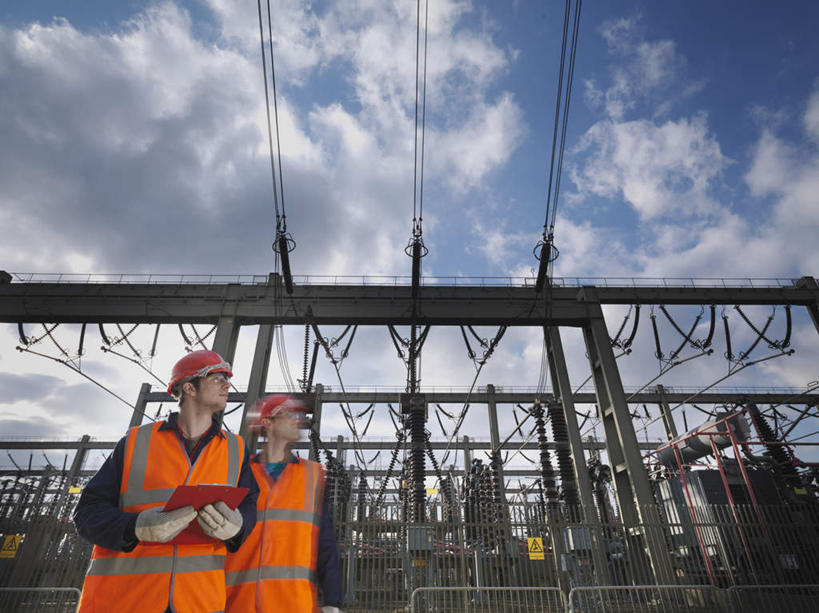 西方人,两个人,伙伴,朋友,站,横图,室外,白天,仰视,工作服,制服,友谊,合作,团队,帽子,欧洲,欧洲人,握,阴影,电力,光线,钢材,电缆,电线,头盔,影子,支架,云,云朵,拿,云彩,拿着,注视,电塔,蓝色,白云,蓝天,天空,阳光,安全帽,天,观察,看,站着,橙色,战略,握着,工业,能源,晴朗,观看,支撑,资源,察看,关注,记录板,供电设备,记事板,高压电塔,高压输电线,联合,合谋,高压电线塔,高压塔,工作制服,配合,协作,男人,男性,年轻男性,白种人,晴空,站立,半身,彩图,低角度拍摄,工作套服,安全服,反光背心,反光服,反光衣,质检员