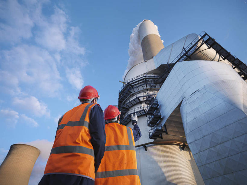 西方人,两个人,伙伴,朋友,站,横图,室外,白天,仰视,工作服,制服,友谊,合作,团队,帽子,欧洲,欧洲人,阴影,环保,光线,头盔,影子,烟雾,云,云朵,云彩,注视,蓝色,白云,蓝天,天空,阳光,安全帽,天,看,站着,橙色,发电厂,发电站,战略,排放,能源,晴朗,污染,回收,资源,核电站,核能,关注,利用,低碳,循环,冷却塔,联合,合谋,工作制服,持续,冷却,空气污染,核电厂,配合,协作,男人,男性,年轻男性,白种人,晴空,抬头,仰头,站立,半身,彩图,低角度拍摄,工作套服,安全服,反光背心,反光服,反光衣,质检员,凉水塔