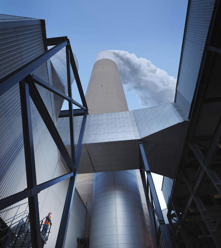 西方人,一个人,站,竖图,室外,白天,仰视,工作服,制服,帽子,欧洲,欧洲人,仅一个男性,仅一个人,阴影,环保,光线,头盔,影子,烟雾,注视,仅一个年轻男性,蓝色,蓝天,天空,阳光,安全帽,天,观察,看,站着,橙色,发电厂,发电站,排放,能源,晴朗,观看,污染,回收,资源,核电站,核能,察看,关注,利用,低碳,循环,冷却塔,万里无云,工作制服,持续,冷却,空气污染,核电厂,男人,男性,年轻男性,白种人,晴空,晴空万里,站立,彩图,低角度拍摄,全身,工作套服,安全服,反光背心,反光服,反光衣,质检员,凉水塔