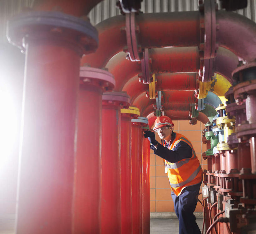 西方人,一个人,站,横图,室内,白天,侧面,工作服,制服,车间,技术,帽子,欧洲,欧洲人,仅一个男性,仅一个人,仅一个中年男性,弯腰,环保,工作,科学,头盔,注视,管道,安全帽,观察,看,站着,橙色,发电厂,发电站,能源,观看,回收,资源,核电站,核能,察看,关注,能量,利用,低碳,循环,弯身,工作制服,持续,核电厂,男人,男性,中年男性,白种人,站立,半身,彩图,眩光,工作套服,安全服,反光背心,反光服,反光衣,质检员