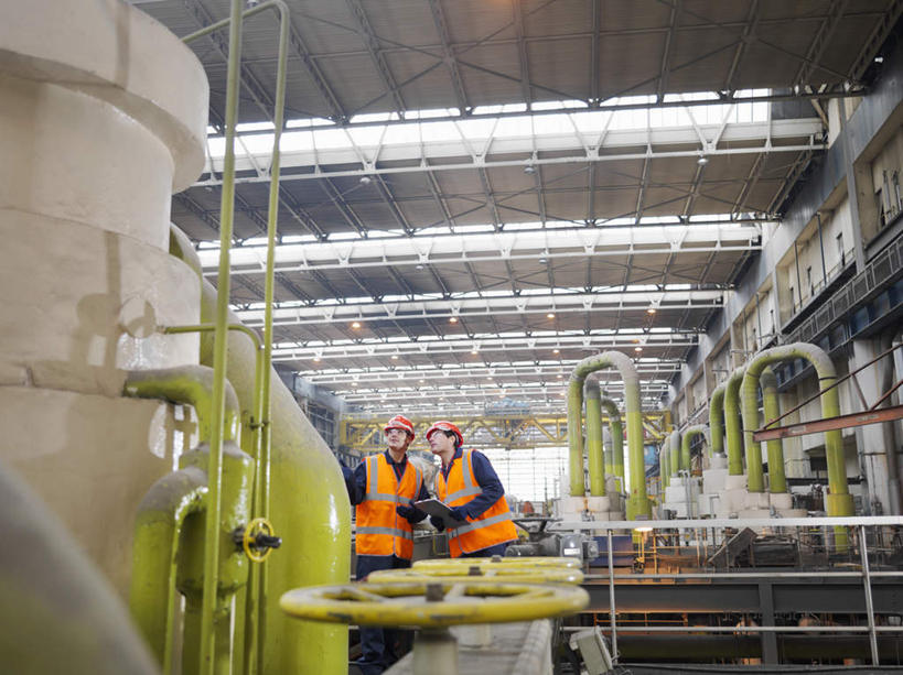 西方人,两个人,伙伴,朋友,站,说,横图,室内,白天,正面,工作服,制服,讨论,友谊,合作,团队,车间,技术,帽子,欧洲,欧洲人,握,环保,科学,头盔,拿,拿着,注视,管道,安全帽,观察,看,站着,橙色,发电厂,发电站,战略,握着,能源,观看,回收,资源,核电站,核能,察看,关注,记录板,能量,利用,低碳,记事板,循环,联合,合谋,工作制服,持续,核电厂,交流,配合,协作,老年男性,男人,男性,中年男性,白种人,沟通,讲话,交谈,商讨,说话,谈话,站立,半身,彩图,工作套服,安全服,反光背心,反光服,反光衣,质检员