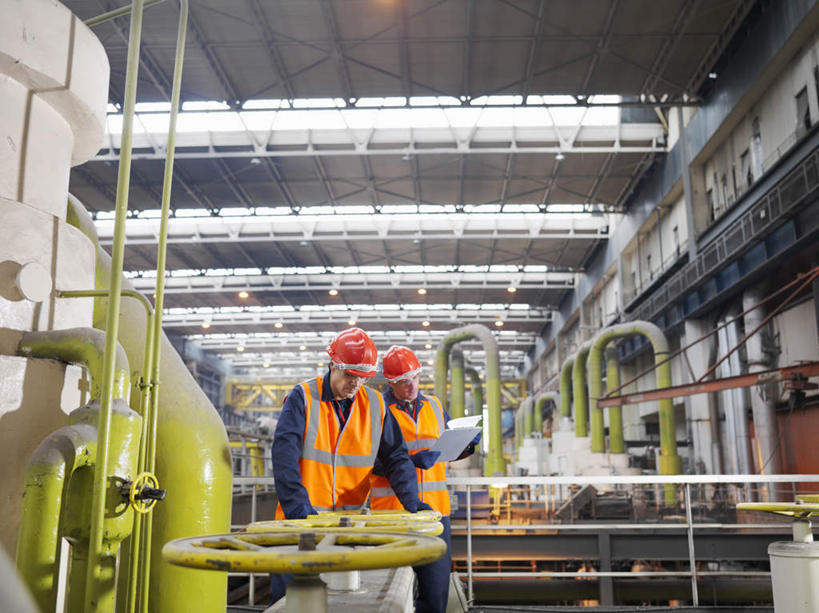 西方人,两个人,伙伴,朋友,站,说,横图,室内,白天,正面,工作服,制服,讨论,友谊,合作,团队,车间,技术,帽子,欧洲,欧洲人,握,环保,科学,头盔,拿,拿着,注视,管道,安全帽,低头,观察,看,站着,橙色,发电厂,发电站,战略,握着,能源,观看,回收,资源,核电站,核能,察看,关注,记录板,能量,利用,低碳,记事板,循环,联合,合谋,垂头,工作制服,持续,核电厂,交流,配合,协作,老年男性,男人,男性,中年男性,白种人,沟通,讲话,交谈,商讨,说话,谈话,站立,半身,彩图,工作套服,安全服,反光背心,反光服,反光衣,质检员