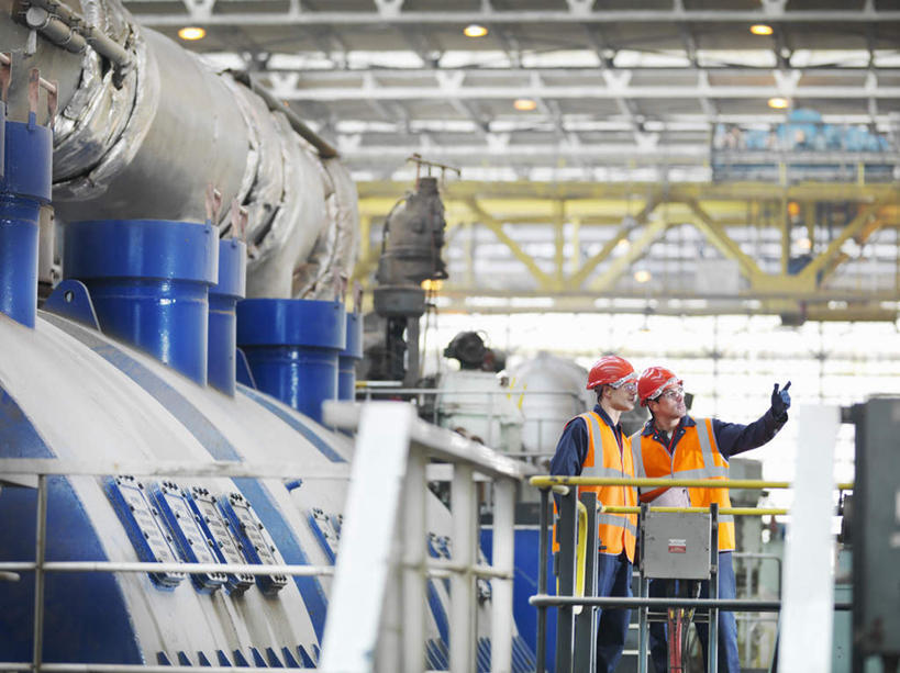 西方人,两个人,伙伴,朋友,站,举,说,横图,室内,白天,正面,工作服,制服,讨论,友谊,合作,团队,车间,技术,帽子,欧洲,欧洲人,环保,科学,头盔,注视,管道,安全帽,观察,看,托,站着,橙色,发电厂,发电站,战略,能源,观看,回收,资源,核电站,核能,察看,关注,能量,利用,低碳,循环,联合,合谋,工作制服,持续,核电厂,交流,配合,协作,男人,男性,中年男性,白种人,沟通,讲话,交谈,举起,举手,举着,商讨,说话,谈话,向上举,向上伸,向上托,站立,半身,彩图,工作套服,安全服,反光背心,反光服,反光衣,质检员