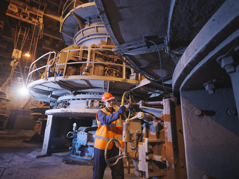 西方人,一个人,机修工,栏杆,站,横图,室内,白天,正面,工作服,制服,车间,技术,帽子,欧洲,欧洲人,仅一个男性,仅一个人,仅一个中年男性,握,环保,工作,科学,头盔,围栏,注视,管道,护栏,工人,安全帽,观察,看,站着,橙色,发电厂,发电站,握着,能源,观看,回收,资源,察看,关注,能量,利用,低碳,循环,工作制服,持续,男人,男性,中年男性,白种人,机械师,机修工人,站立,半身,彩图,眩光,工作套服,安全服,反光背心,反光服,反光衣