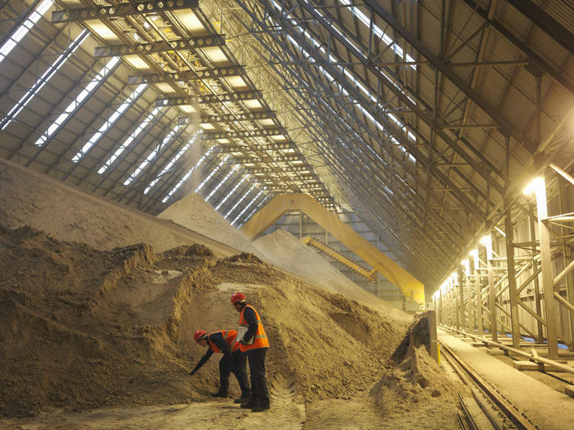 西方人,两个人,伙伴,朋友,站,横图,室内,白天,工作服,制服,友谊,合作,团队,农业,帽子,欧洲,欧洲人,一堆,许多,弯腰,握,阴影,堆叠,堆积,光线,肥料,头盔,影子,屋顶,拿,仓库,顶棚,拿着,注视,背面,阳光,安全帽,观察,看,站着,橙色,战略,握着,观看,堆,察看,关注,记录板,记事板,弯身,联合,合谋,工作制服,营养元素,配合,协作,男人,男性,中年男性,白种人,站立,彩图,全身,工作套服,安全服,反光背心,反光服,反光衣,质检员