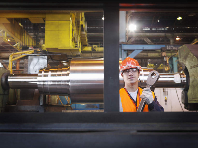 西方人,一个人,机修工,工厂,站,横图,室内,白天,正面,工作服,制服,车间,机器,帽子,欧洲,欧洲人,仅一个男性,仅一个人,握,头盔,注视,工人,仅一个年轻男性,安全帽,手套,观察,看,站着,机械,橙色,握着,观看,轴承,察看,关注,车床,钢铁厂,防护手套,工作制服,男人,男性,年轻男性,白种人,机械师,机修工人,站立,半身,彩图,工作套服,制造厂,安全服,反光背心,反光服,反光衣