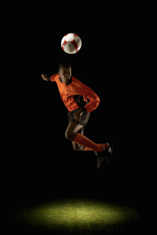 西方人,一个人,运动员,跳,竖图,室内,白天,正面,运动服,足球,草地,草坪,植物,照明,欧洲,非洲,黑人,欧洲人,仅一个男性,仅一个人,黑色背景,服装,灯光,足球装备,半空,足球运动员,注视,运动器械,灯,草,仅一个年轻男性,衣服,绿色,灯具,观察,看,健身器械,摄影,服饰,影棚,观看,聚光灯,照亮,察看,衣着,照明设备,穿着,关注,健身器材,头球,蹴鞠,衣饰,足球运动,男人,男性,年轻男性,非洲人,体育运动员,运动选手,跳跃,彩图,全身,影棚拍摄,拍摄,运动器材,运动装