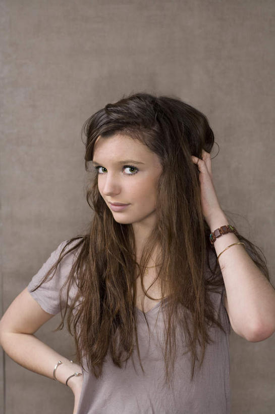 西方人,一个人,站,竖图,室内,白天,正面,欧洲,欧洲人,仅一个年轻女性,仅一个女性,仅一个人,灰色背景,服装,墙,棕色,注视,休闲装,手叉腰,墙壁,墙面,衣服,灰色,叉腰,观察,看,站着,休闲,休闲服,抓,摄影,服饰,影棚,观看,挠,察看,关注,年轻女性,女人,女性,白种人,长发,卷发,站立,半身,彩图,影棚拍摄,拍摄