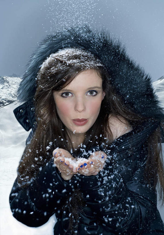 西方人,一个人,站,捧,竖图,室外,白天,正面,雪,大雪,欧洲,欧洲人,仅一个年轻女性,仅一个女性,仅一个人,服装,积雪,雪景,冬季,冬天,棕色,注视,衣服,蓝色,蓝天,天空,天,吹,观察,看,站着,温暖,棉衣,寒冷,服饰,晴朗,观看,保暖,察看,御寒,关注,棉袄,万里无云,严寒,棉服,冬装,年轻女性,女人,女性,白种人,长发,直发,晴空,晴空万里,端,端着,捧着,手捧,站立,半身,彩图,袄子,棉被服