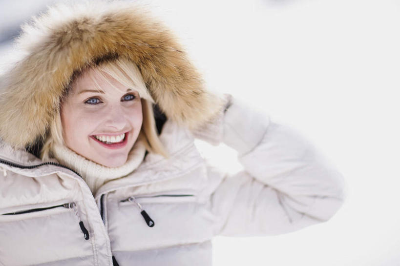 西方人,一个人,站,笑,微笑,露齿笑,横图,室外,白天,正面,雪,大雪,欧洲,欧洲人,仅一个年轻女性,仅一个女性,仅一个人,阴影,服装,朦胧,模糊,光线,影子,积雪,雪景,冬季,冬天,注视,衣服,阳光,观察,看,站着,温暖,棉衣,寒冷,服饰,观看,保暖,察看,双手抱头,御寒,关注,棉袄,严寒,棉服,冬装,年轻女性,女人,女性,白种人,站立,半身,彩图,袄子,棉被服