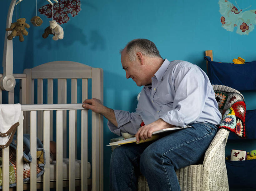 西方人,一个人,坐,横图,室内,白天,正面,游戏,安全,床,书籍,玩具,椅子,欧洲,欧洲人,仅一个男性,仅一个人,仅一个中年男性,握,服装,纺织物,墙,拿,玩,拿着,扭头,注视,休闲装,娱乐,墙壁,墙面,衣服,蓝色,白色,毛巾,低头,观察,看,清洁,转头,休闲,舒服,休闲服,益智,搭,握着,服饰,单人床,婴儿用品,观看,活动,婴儿床,保暖,保护,察看,舒适,搭着,发泄,关注,消遣,智力,透气,防水,宣泄,垂头,储水,耐磨,吸水,男人,男性,中年男性,白种人,书,图书,玩耍,嬉戏,坐着,半身,彩图,转铃,婴儿玩具,挂铃,床头转铃,床铃