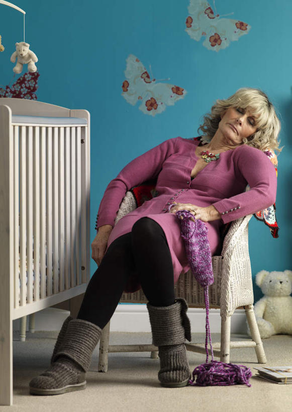 西方人,一个人,坐,闭眼,睡,竖图,室内,白天,正面,游戏,安全,床,地板,玩具,椅子,欧洲,欧洲人,仅一个女性,仅一个人,一把,服装,墙,地面,玩,扭头,休闲装,娱乐,木地板,墙壁,墙面,衣服,蓝色,白色,靠,靠着,转头,休闲,舒服,休闲服,益智,搭,服饰,单人床,仅一个老年女性,婴儿用品,活动,婴儿床,保护,舒适,搭着,发泄,消遣,智力,宣泄,老年女性,女人,女性,白种人,闭眼睛,闭着眼,闭着眼睛,困,困觉,寝息,睡觉,玩耍,嬉戏,坐着,彩图,全身,转铃,婴儿玩具,挂铃,床头转铃,床铃