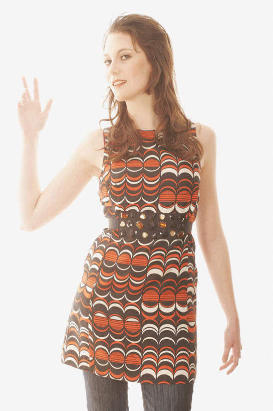 西方人,一个人,站,举,笑,微笑,竖图,室内,白天,正面,欧洲,欧洲人,仅一个年轻女性,仅一个女性,仅一个人,服装,朦胧,模糊,挥手,扭头,注视,休闲装,再见,衣服,观察,看,手势,托,站着,招手,转头,休闲,休闲服,摄影,服饰,影棚,告别,观看,察看,关注,摆动,离别,辞行,年轻女性,女人,女性,白种人,举起,举手,举着,向上举,向上伸,向上托,站立,半身,彩图,影棚拍摄,拍摄