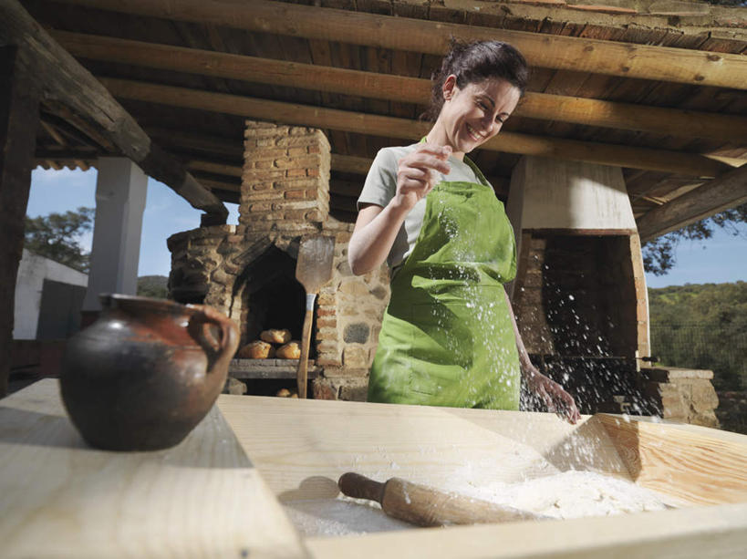 西方人,一个人,烘培师,站,投,笑,微笑,露齿笑,横图,室内,白天,仰视,烹饪,餐桌,厨房,天花板,桌子,厨具,欧洲,欧洲人,仅一个年轻女性,仅一个女性,仅一个人,阴影,服装,反射,粉末,擀面杖,罐子,烤炉,烤箱,围裙,影子,柱子,陶瓷,墙,面粉,陶瓷制品,粮食,注视,休闲装,墙壁,墙面,衣服,瓶子,低头,观察,看,站着,休闲,休闲服,粉,服饰,餐台,观看,农产品,察看,关注,炊具,烹饪用具,原材料,粉状,年轻女性,女人,女性,白种人,烹调用具,糕点师,面包师,抛,烹调,扔,撒,站立,掷,半身,彩图,低角度拍摄,灶间