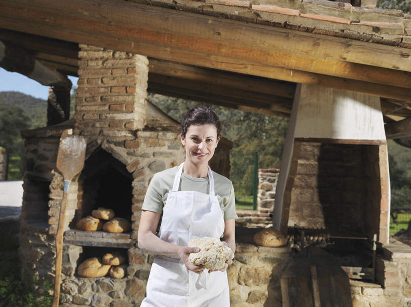 点心,面包,西方人,一个人,烘培师,站,笑,微笑,露齿笑,横图,室内,白天,正面,烹饪,厨房,天花板,厨具,欧洲,欧洲人,仅一个年轻女性,仅一个女性,仅一个人,握,阴影,服装,反射,烤炉,烤箱,围裙,影子,柱子,墙,食品,面点,拿,拿着,注视,休闲装,墙壁,墙面,食物,糕点,衣服,观察,看,站着,休闲,休闲服,握着,服饰,观看,察看,关注,炊具,烹饪用具,年轻女性,女人,女性,白种人,烹调用具,糕点师,面包师,烹调,站立,半身,彩图,灶间