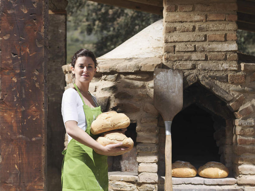 点心,面包,西方人,一个人,烘培师,站,举,捧,横图,室外,白天,侧面,烹饪,厨具,欧洲,欧洲人,仅一个年轻女性,仅一个女性,仅一个人,握,阴影,服装,光线,铲子,烤炉,烤箱,围裙,影子,柱子,墙,食品,面点,拿,拿着,注视,休闲装,墙壁,墙面,食物,糕点,衣服,阳光,观察,看,托,站着,休闲,休闲服,握着,服饰,观看,察看,关注,炊具,烹饪用具,年轻女性,女人,女性,白种人,烹调用具,糕点师,面包师,端,端着,举起,举手,举着,烹调,捧着,手捧,向上举,向上伸,向上托,站立,半身,彩图