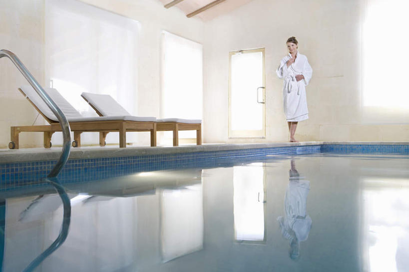 西方人,一个人,体育馆,游泳池,站,横图,室内,白天,正面,浴袍,水,窗户,门,卫生间,浴室,椅子,欧洲,欧洲人,仅一个女性,仅一个人,墙,水池,水面,注视,泳池,玻璃窗,墙壁,墙面,白色,门框,观察,看,站着,仅一个中年女性,观看,察看,游泳馆,贵妃椅,关注,女人,女性,中年女性,白种人,淋浴房,站立,彩图,全身,汤帷子,浴衣,冲凉房,沐浴间,沐浴室,贵妃榻