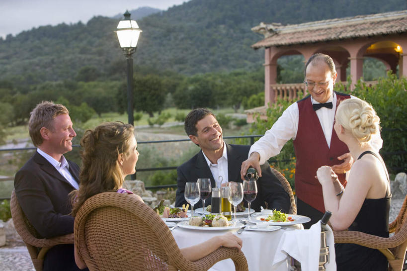 葡萄酒,西方人,伙伴,朋友,服务员,站,坐,笑,盘腿,微笑,露齿笑,横图,室外,白天,正面,工作服,衬衫,晚礼服,制服,西装,烹饪,西餐,友谊,山,山脉,餐桌,桌子,路灯,杯子,椅子,照明,欧洲,欧洲人,五个人,握,套装,正装,布料,高脚杯,领结,山峰,拱门,灯光,料理,食品,领带,红酒杯,山峦,酒类,许多人,拿,布纹,拿着,注视,职业装,菜肴,美食,玻璃制品,灯,酒,桌布,食物,饮料,餐巾,酒杯,台布,群山,观察,看,站着,一群人,西式,握着,佳肴,餐台,观看,照亮,察看,象征,庄重,葡萄酒杯,照明设备,关注,身份,正式,地位,工作制服,友情,老年男性,男人,男性,年轻女性,女人,女性,中年男性,白种人,服务生,侍者,玻璃杯,盘腿而坐,盘膝,盘着腿的,盘着腿坐,双腿交叉,站立,坐着,半身,彩图,衬衣,工作套服,晚宴服,舞会服,洋服,洋装,夜礼服