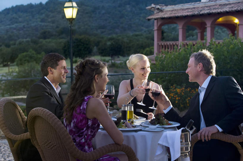 葡萄酒,西方人,四个人,伙伴,朋友,坐,笑,说,微笑,露齿笑,横图,室外,白天,正面,工作服,衬衫,晚礼服,制服,西装,烹饪,讨论,西餐,友谊,山,山脉,植物,餐桌,桌子,路灯,杯子,餐具,椅子,照明,欧洲,欧洲人,握,套装,正装,布料,碟子,高脚杯,领结,盘,山峰,拱门,灯光,料理,食品,领带,红酒杯,山峦,酒类,拿,布纹,拿着,扭头,注视,职业装,菜肴,美食,玻璃制品,灯,酒,桌布,树,树木,食物,饮料,绿色,自然,盘子,餐巾,酒杯,碟,台布,群山,观察,看,转头,西式,握着,佳肴,生长,成长,餐台,观看,照亮,察看,象征,庄重,葡萄酒杯,照明设备,关注,身份,正式,地位,工作制服,交流,友情,老年男性,男人,男性,年轻女性,女人,女性,中年男性,白种人,玻璃杯,沟通,讲话,交谈,商讨,说话,谈话,坐着,半身,彩图,衬衣,工作套服,晚宴服,舞会服,洋服,洋装,夜礼服