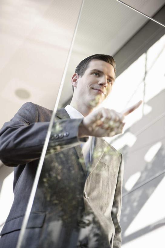 西方人,一个人,商务人士,商务男性,办公室,站,摸,竖图,室内,白天,仰视,衬衫,显示器,欧洲,欧洲人,仅一个男性,仅一个人,抚摸,阴影,套装,反射,屏幕,影子,触摸屏,注视,输入设备,显示屏,仅一个年轻男性,观察,看,站着,观看,察看,关注,液晶显示器,商务装,工薪阶层,输出设备,男人,男性,年轻男性,白种人,白领,上班族,触摸,接触,站立,半身,彩图,低角度拍摄,衬衣,触控面板,触控屏,交互设备