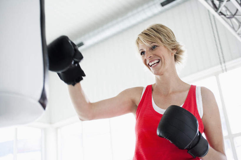 西方人,一个人,健身房,站,笑,微笑,露齿笑,横图,室内,白天,仰视,锻炼,安全,运动,窗户,欧洲,欧洲人,仅一个女性,仅一个人,服装,背心,防护,拳击手套,注视,娱乐,运动器械,玻璃窗,衣服,红色,手套,观察,看,站着,仅一个中年女性,享受,休闲,健身器械,放松,服饰,观看,保护,察看,打击,攻击,衣着,穿着,关注,沙袋,袭击,冲击,保险,健身器材,进攻,室内运动,拳击袋,保全,周全,安稳,安定,防护手套,衣饰,平安,女人,女性,中年女性,白种人,站立,半身,彩图,低角度拍摄,健身,健身馆,运动器材