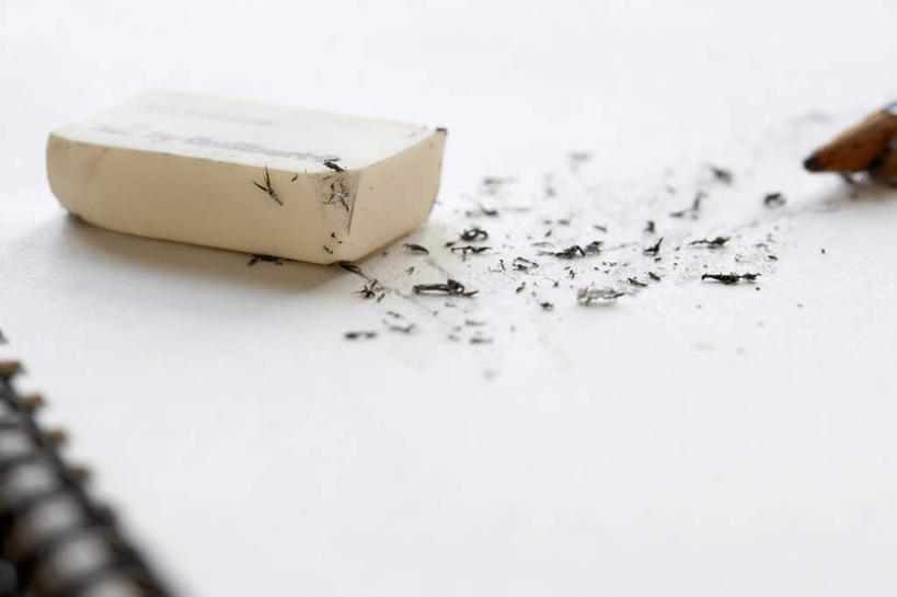 无人,横图,俯视,室内,特写,白天,静物,朦胧,模糊,笔,办公用品,记事本,垃圾,文具,本子,笔记本,铅笔,橡皮,学习用品,文具用品,橡皮擦,渣滓,彩图,高角度拍摄