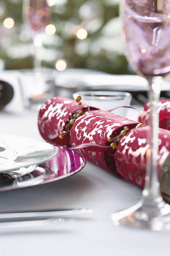 无人,竖图,俯视,室内,特写,白天,植物,桌面,桌子,杯子,餐具,照明,圣诞节,节日,朦胧,模糊,庆祝,装饰,环绕,缠绕,木制,彩灯,碟子,高脚杯,挂饰,盘,灯光,圣诞树,圣诞球,红酒杯,文化,玻璃制品,灯,球,树,树木,粉色,红色,绿色,自然,盘子,酒杯,木制品,灯具,碟,庆典,球体,花灯,生长,成长,纪念,华丽,修饰,照亮,点缀,葡萄酒杯,照明设备,纠缠,衬托,美观,雅致,雅观,爆竿,爆仗,爆竹,鞭爆,玻璃杯,炮仗,彩图,高角度拍摄