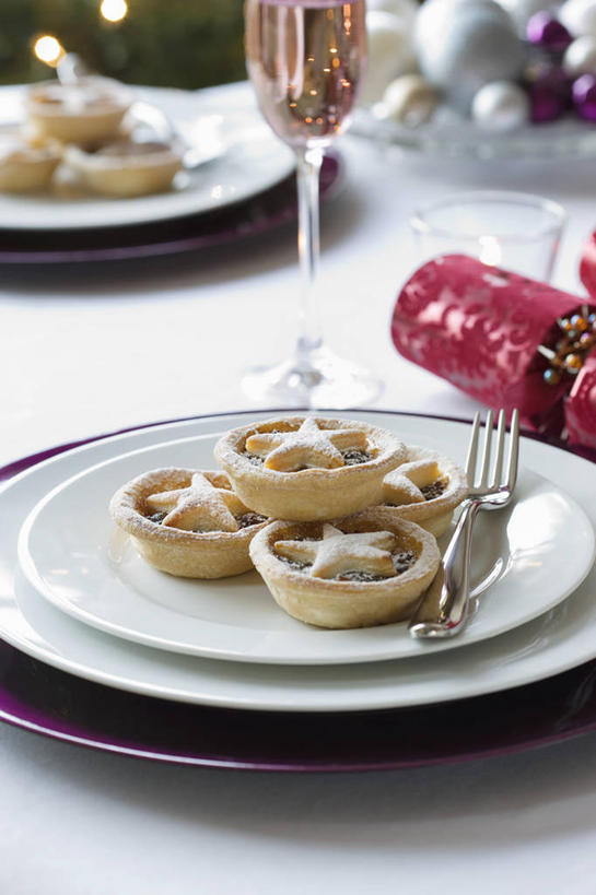 点心,无人,竖图,俯视,室内,特写,白天,植物,桌面,桌子,草莓,浆果,杯子,餐具,水果,照明,圣诞节,节日,庆祝,新鲜,装饰,环绕,缠绕,木制,彩灯,叉子,碟子,高脚杯,挂饰,盘,灯光,生食,食品,面点,果实,圣诞树,圣诞球,红酒杯,文化,草莓馅饼,馅饼,玻璃制品,灯,球,树,树木,食物,糕点,红色,绿色,自然,盘子,酒杯,木制品,灯具,碟,庆典,球体,花灯,有机食品,绿色食品,生长,成长,纪念,华丽,修饰,照亮,点缀,葡萄酒杯,照明设备,纠缠,餐叉,衬托,美观,雅致,雅观,爆竿,爆仗,爆竹,鞭爆,玻璃杯,进餐用具,炮仗,洋莓,水果皇后,红莓,地莓,彩图,高角度拍摄