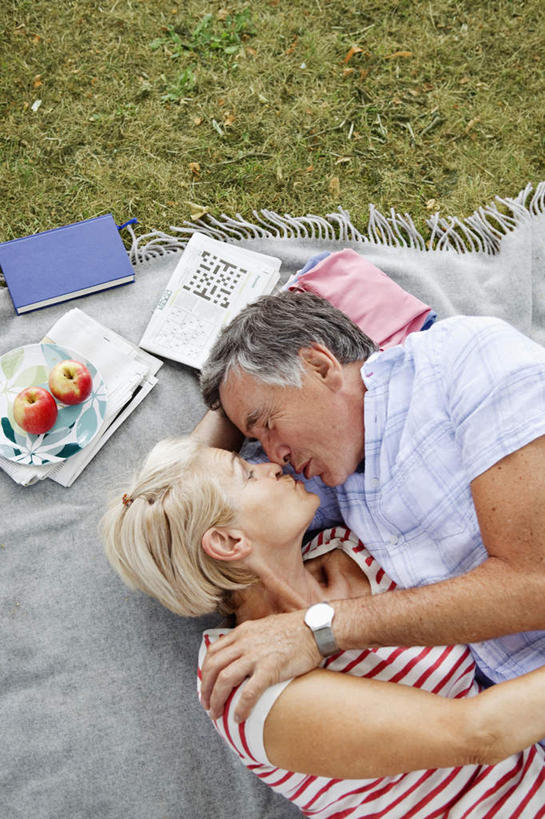 西方人,老年人,两个人,家庭,夫妻,躺,抱,吻,竖图,俯视,室外,白天,爱情,旅游,度假,草地,草坪,美景,植物,苹果,餐具,水果,纺织品,欧洲,欧洲人,阴影,服装,新鲜,装饰,时间,光线,碟子,毛毯,盘,时钟,手表,毯子,影子,景观,生食,食品,果实,浪漫,计时,休闲装,娱乐,草,食物,纺织,两个,衣服,红色,绿色,阳光,自然,盘子,垫子,碟,钟表,享受,休闲,温暖,温馨,一家人,休闲服,表,景色,恩爱,放松,恋人,服饰,有机食品,绿色食品,抱着,华丽,修饰,腕表,点缀,和睦,搂着,自然风光,衬托,美观,雅致,雅观,卧着,老年男性,老年女性,男人,男性,女人,女性,白种人,夫妇,情侣,钟,怀抱,搂,搂抱,亲,亲吻,躺着,卧,相抱,拥抱,半身,彩图,高角度拍摄,伴侣,融洽