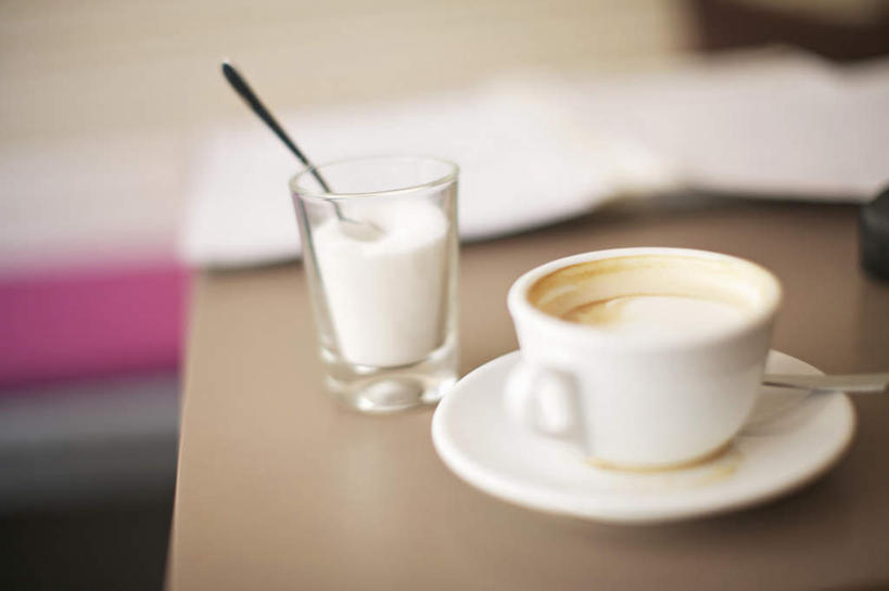 咖啡,无人,横图,俯视,室内,特写,白天,幸福,餐桌,桌子,杯子,朦胧,模糊,材料,瓷器,档案,文件,纸,勺子,调料,糖,咖啡杯,陶瓷制品,调味品,调味料,娱乐,饮料,手稿,资料,调羹,汤匙,享受,休闲,温馨,放松,乐趣,餐台,证明,提神,舒适,文档,瓷杯,醒脑,软饮料,彩图,高角度拍摄