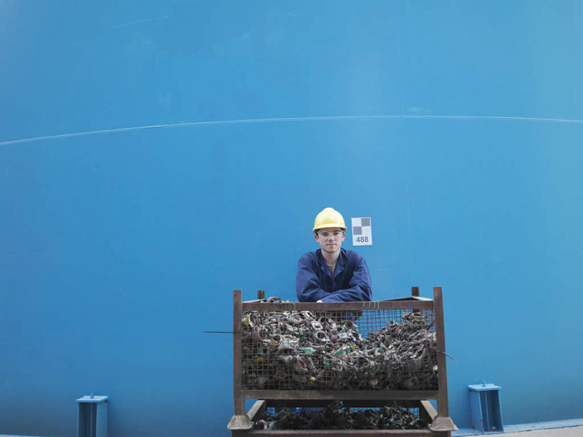 西方人,一个人,机修工,工厂,站,横图,室外,白天,正面,工作服,制服,帽子,欧洲,欧洲人,仅一个男性,仅一个人,环保,头盔,墙,垃圾桶,注视,墙壁,墙面,工人,仅一个年轻男性,蓝色,安全帽,容器,观察,看,靠,靠着,站着,能源,观看,储藏,垃圾箱,回收,资源,察看,储存,关注,利用,低碳,循环,工作制服,持续,男人,男性,年轻男性,白种人,机械师,机修工人,站立,半身,彩图,工作套服,工地,制造厂,贮存